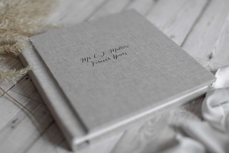 Wedding album in grey leather and custom text on the front